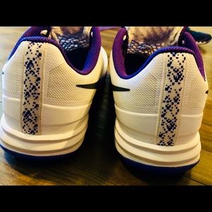 NIKE KOBE MENTALITY -WHITE/GRAPE/METALLIC HEMATITE